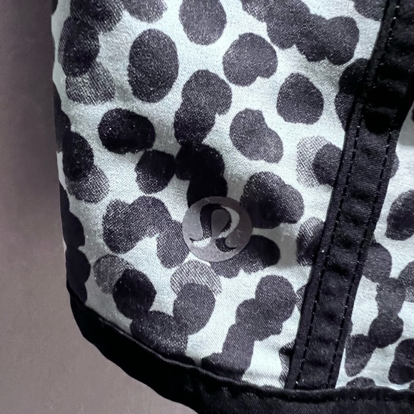 Lululemon  Tracker Short Ill
Ace Spot Tranquil Blue size 6 EUC women’s - Picture 5 of 5